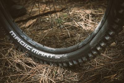 Schwalbe Pneu Magic Mary 27.5x2.40 SuperGravity Addix Soft TL-Easy black  Produktbild 2